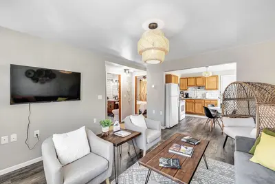 Image de Welcome to The Steele Magnolia! ! Completely renovated 2 bed/1ba plus bonus pull out futon couch