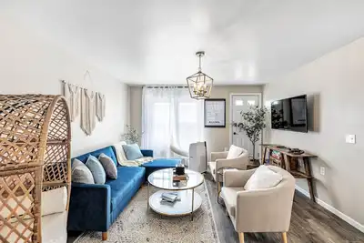 Image de Welcome to The Steele Magnolia! ! Completely renovated 2 bed/1ba plus bonus pull out futon couch
