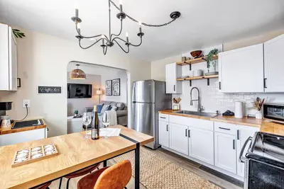 Image de Welcome to The Steele Magnolia! ! Completely renovated 2 bed/1ba plus bonus pull out couch