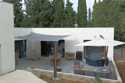 Image de Magnificent villa with jacuzzi and billiards