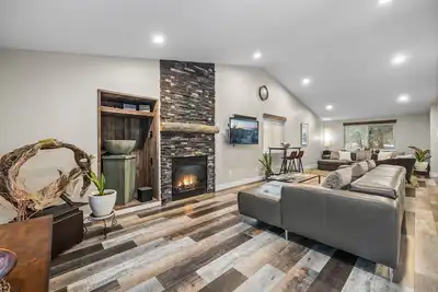 Image de New! Modern Home ~ Hot Tub ~ Close to Old Mill & Trails!