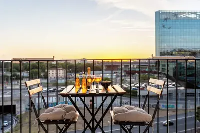 Image de Stylish & Cozy ~ 5* Location ~ Balcony ~ City View