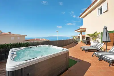 Villa de vacances \"Vue Candesol\" avec vue sur la mer, jardin, piscine partagée et Wi-Fi.
