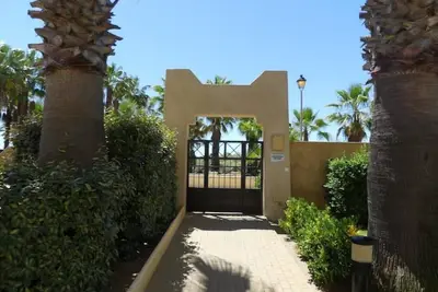 Image de Ground Floor 100m From The Beach Garden Views