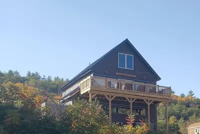 Image de Riverside House - Rustic Gatherings Lodge Guest House - Hot Tub + Chef's Kitchen