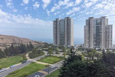 Image de Burgundy View 1br W/View, Balcony & Parking.