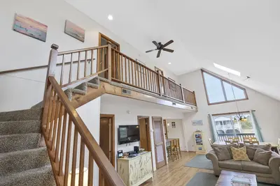 Image de Spacious 3 bedroom cottage- 4 minute walk to the beach!