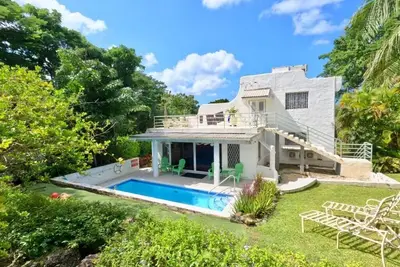 Image de Beautiful Family Home with Pool, direct access to tennis courts.