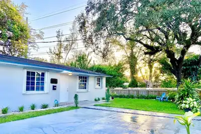 Image de 5 Minutes from Univ Miami renovated home family friendly Free Parking