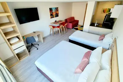 Image de Loft Queen Bed + Single Bed