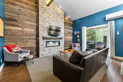 Image de Updated Condo steps to Sr Village, 8 Sharc passes!