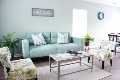 Image de Modern, Bright & Comfy ~ Open Design Living ~ Pkg!
