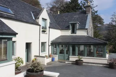 Image de Historic Lochside Estate-house overlooking Isle of Skye