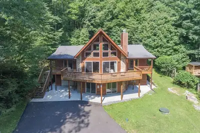 Image de Deep Creek Retreat w/ Dock, Fire Pit & Game Room