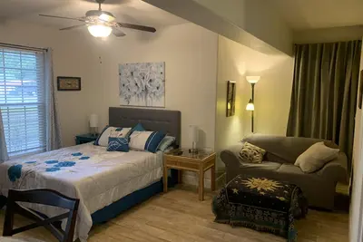 Image de Cozy Private Room-Queen Bed, Hot Tub-Pets Welcome!