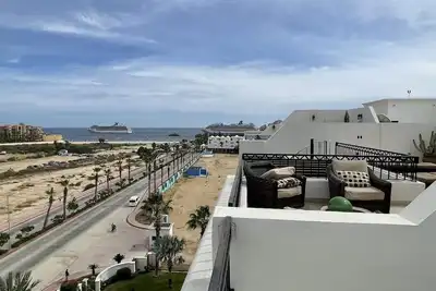 Image de Luxury Penthouse Hot Tub Walk To The Beach or Marina for 6