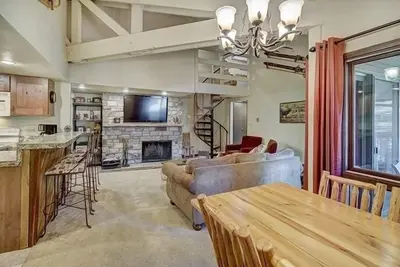 Image de Updated 2Br Condo on Shuttle Route! Sleeps 8 & Kids Ski Free by RedAwning