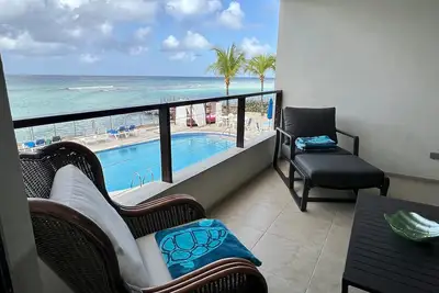 Image de 3 Bedroom Waterfront Condo - Walk out to pool.