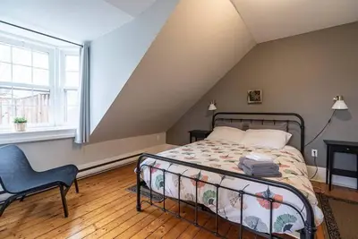 Image de 110 Sunny Loft & Historic Home