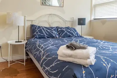 Image de Sunny Downtown Loft with Ac