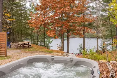 Image de Rarely offered 2 waterfront cottages with 2 hot tubs side by side!
