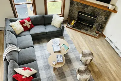 Image de New Ski home next to mount snow, kingswood. Ski bus to front door and pool