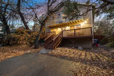 Image de \"Vista Pines\" w/ Hot Tub, Deck, Arcades, King Bed, & Bbq-Dog Friendly