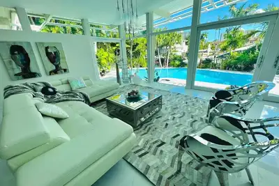 Image de Remarkable Tropical Glass House in Prestigious Las Olas Isles-Featured in Movies