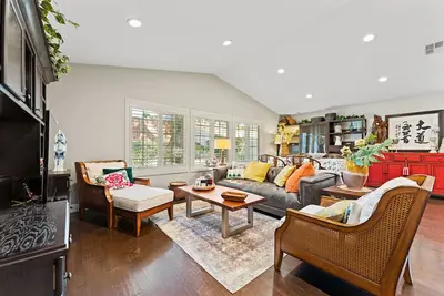 Image de Cozy 4-bedroom house with hardwood flooring