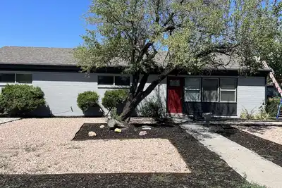 Image de Legacy House: Roomy and wheelchair accessible house near the mountains.