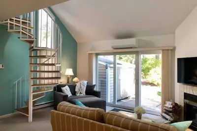 Image de Enjoy your vacation in this Light and Bright, updated ''A'' style townhouse in Billington Village