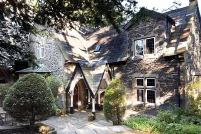 Priory Lodge, pet friendly, with a garden in Windermere