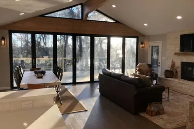 Image de Restful Hillside Retreat in the Trees by the Lake