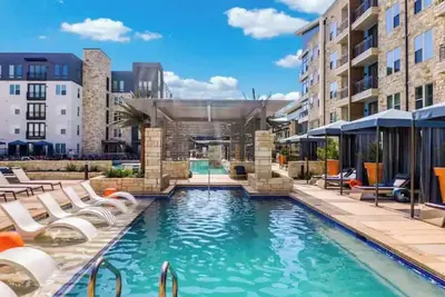 Image de Cozy 2- bedroom with Smart Tv’s, Ac, WiFi, huge pool in amazing Area of Addison