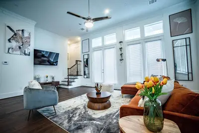 Image de Floral and Fine Arts Home in Med/Ctr & Nrg Stad!