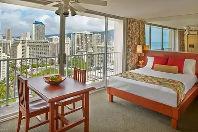 Image de On Beautiful Waikiki Beach! Pool, Short Drive to Diamond Head!