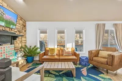 Image de The Blue Bungalow! - Private Dock, Kayaks, & More!