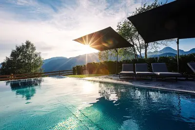 Appartement avec piscine à débordement partagée