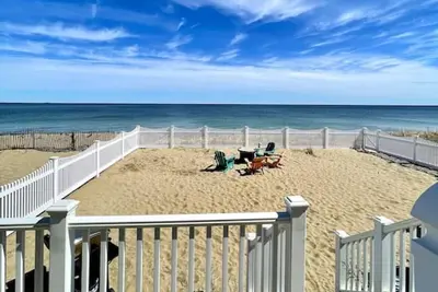 Image de Beachfront 3-family home - all 3 units!