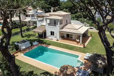 Image de Sunset villa, heated pool, sleeps 9, walk to marina