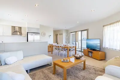Image de Bay Break, 1 25 Voyager Cl -  50 metres to the waters edge, lift and air conditioning