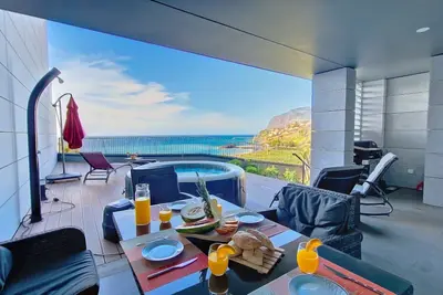 Image de Over the Cliff Apartment by LovelyStay