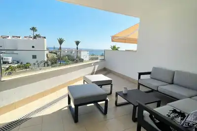 Image de Appartement moderne avec vue sur la mer dans un complex de construction récente.