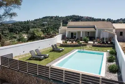 Image de Βeautiful decorated villa! View to the Mountain