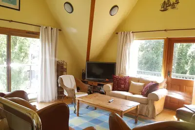 Image de Peaceful location within short walk to local amenities and beaches. .