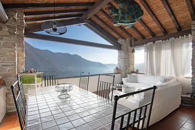 Image de Appartement \"Maison en pierre et dépendance 7 pers\" avec vue sur le lac & Wi-Fi