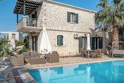Image de \"Villa Aliki\" avec vue sur la mer, piscine privée et Wi-Fi.