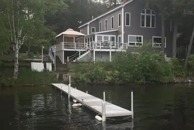 Image de Gorgeous lakefront property, on a half acre with 150ft of waterfront!