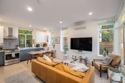 Perch - Belmont Boutique 4: Spacious Townhome w/Rooftop Views