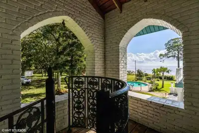 Image de Eden House Mansion on 400 ft of Bay Frontage -20min Destin beaches, 4 acres pool